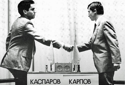 Os enxadristas Garry Kasparov (esq.) e Anatoly Karpov